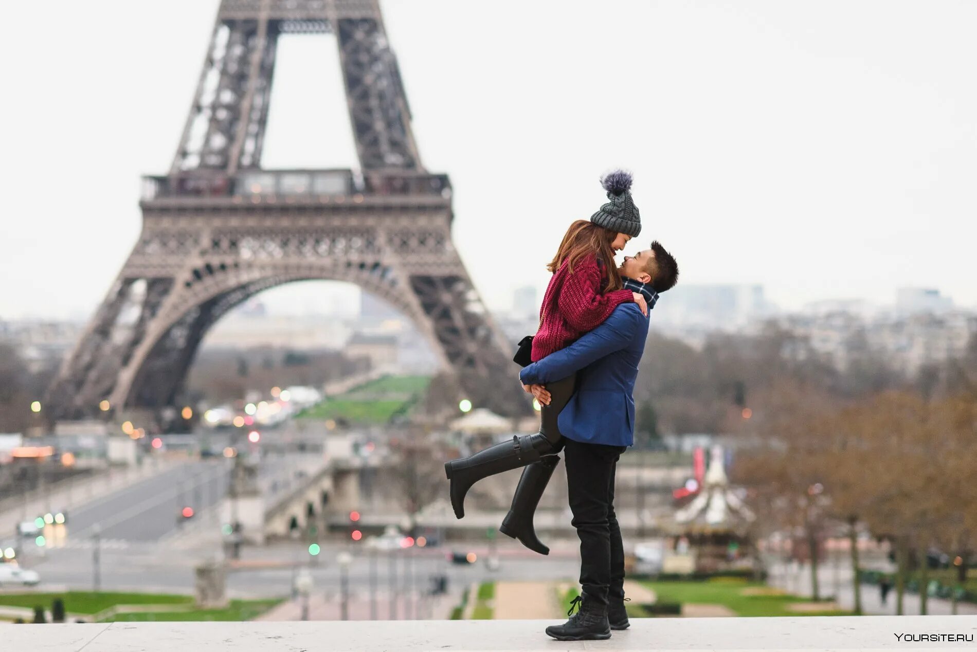 Париж люди. Париж люди. Эйфелева башня с людьми. Люди на улицах парижа. Туристы во франции.