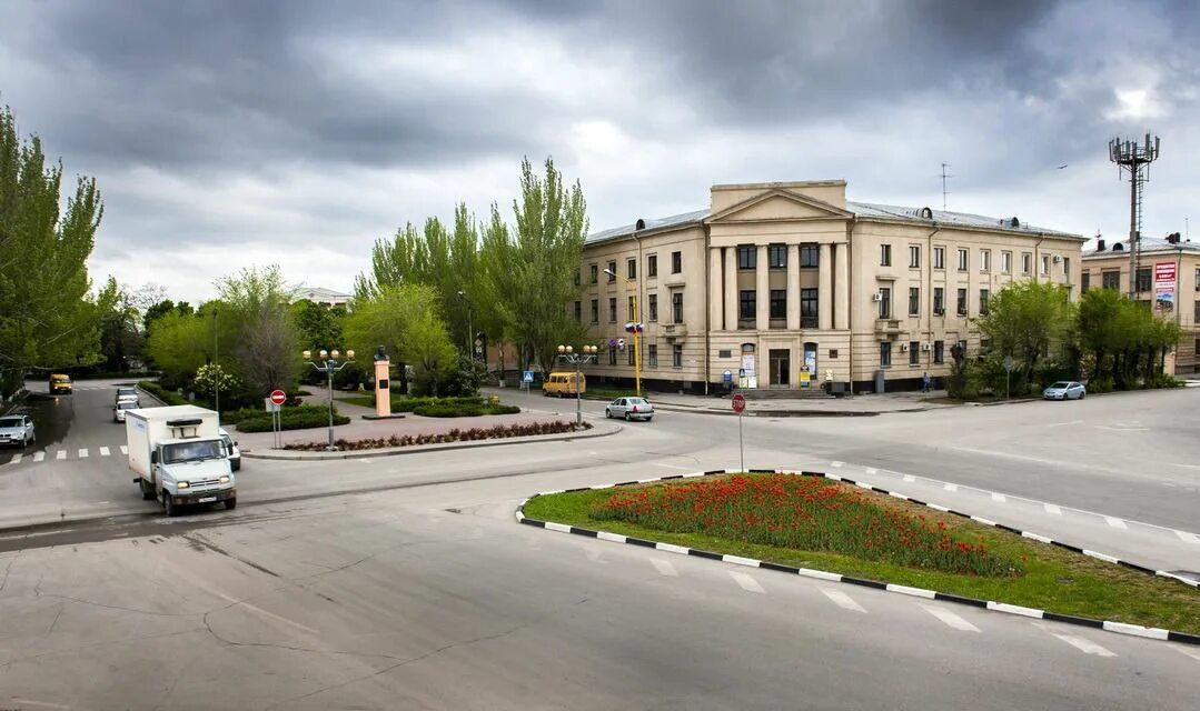 Работа город волжский волгоградской. Город Волжский Волгоградской области. Площадь Волжского Волгоградской области. Площадь Строителей Волжский. Город Волжский площадь Строителей.