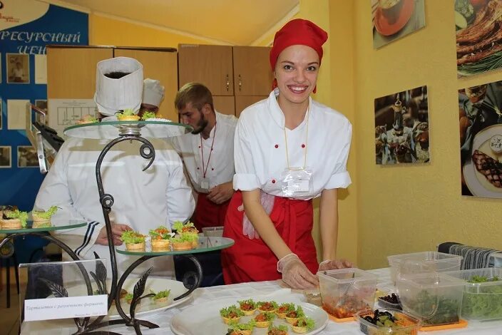 Работа без опыта столовый. Девушка повар. Повар в столовой. Шеф повар женщина. Кухонный рабочий.