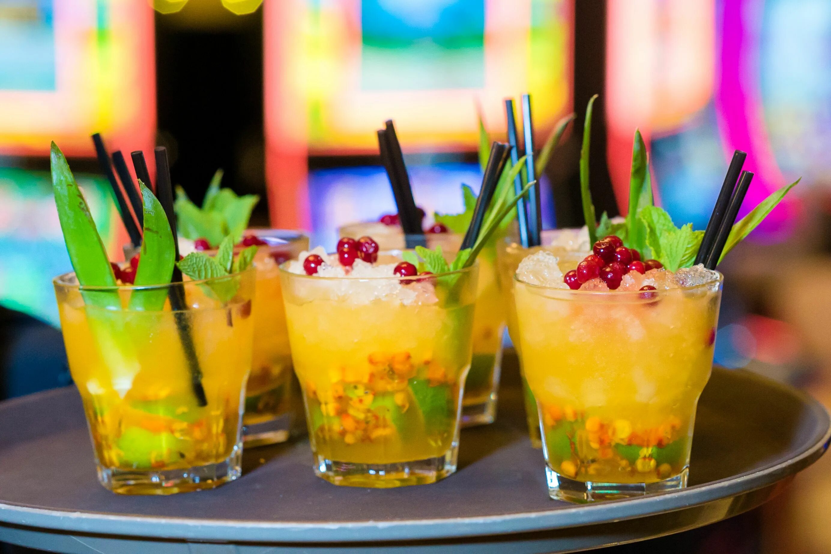 Casino cocktail. Royal Hawaiian коктейль. Гавайские коктейли безалкогольные. Коктейли для гавайской вечеринки. Украшение стола в гавайском стиле.