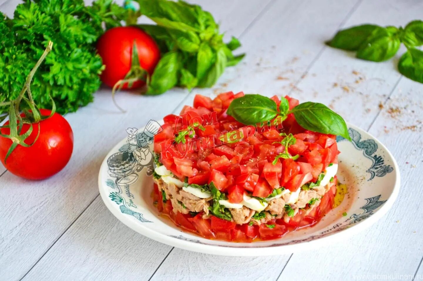 Салат из помидор простой рецепт вкуснейший. Салат с тунцом и черри. Салат с тунцом сыром и помидорами. Салат с тунцом авокадо и помидорами. Помидоры с СЫРОМС салат.