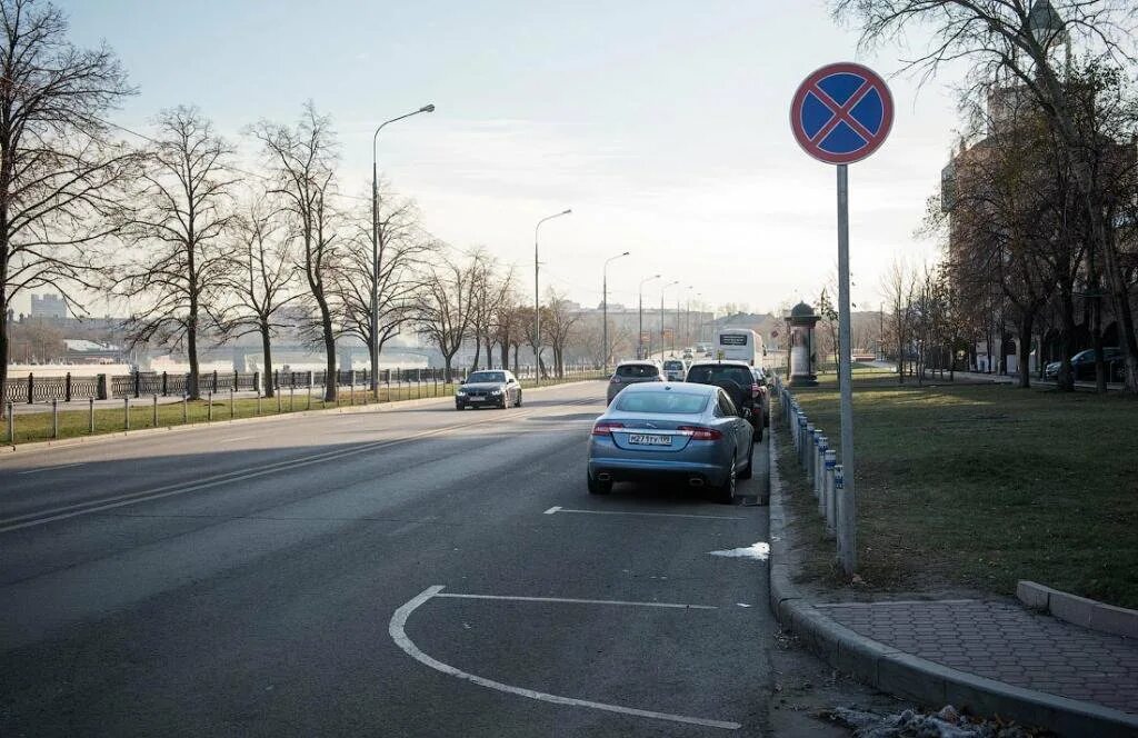 В москве остановка запрещена. Дорожный знак проезжая часть. Разметка парковки на дороге. Разметка платной парковки. Дорожные знаки и разметка.