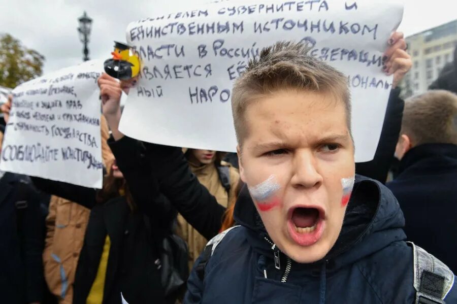 Школьники на митинге. Дебилы на митинге. Школьники на митинге Навального. Навальнята на митинге. Глупые подростки