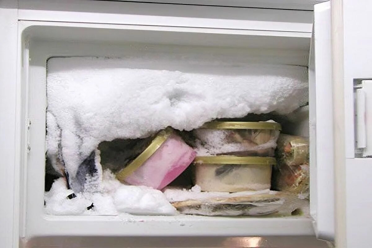 Перед заморозкой нужно. Лед в морозилке. Замерзший холодильник. Холодильник разморозился. Холодильник морозилка.
