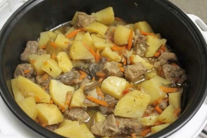 Картошка с мясом в мультиварке редмонд. Тушёная картошка с мясом. картошка с грибами в мультиварке. тушеная картошка в мультиварке. картошка с мясом и грибами.
