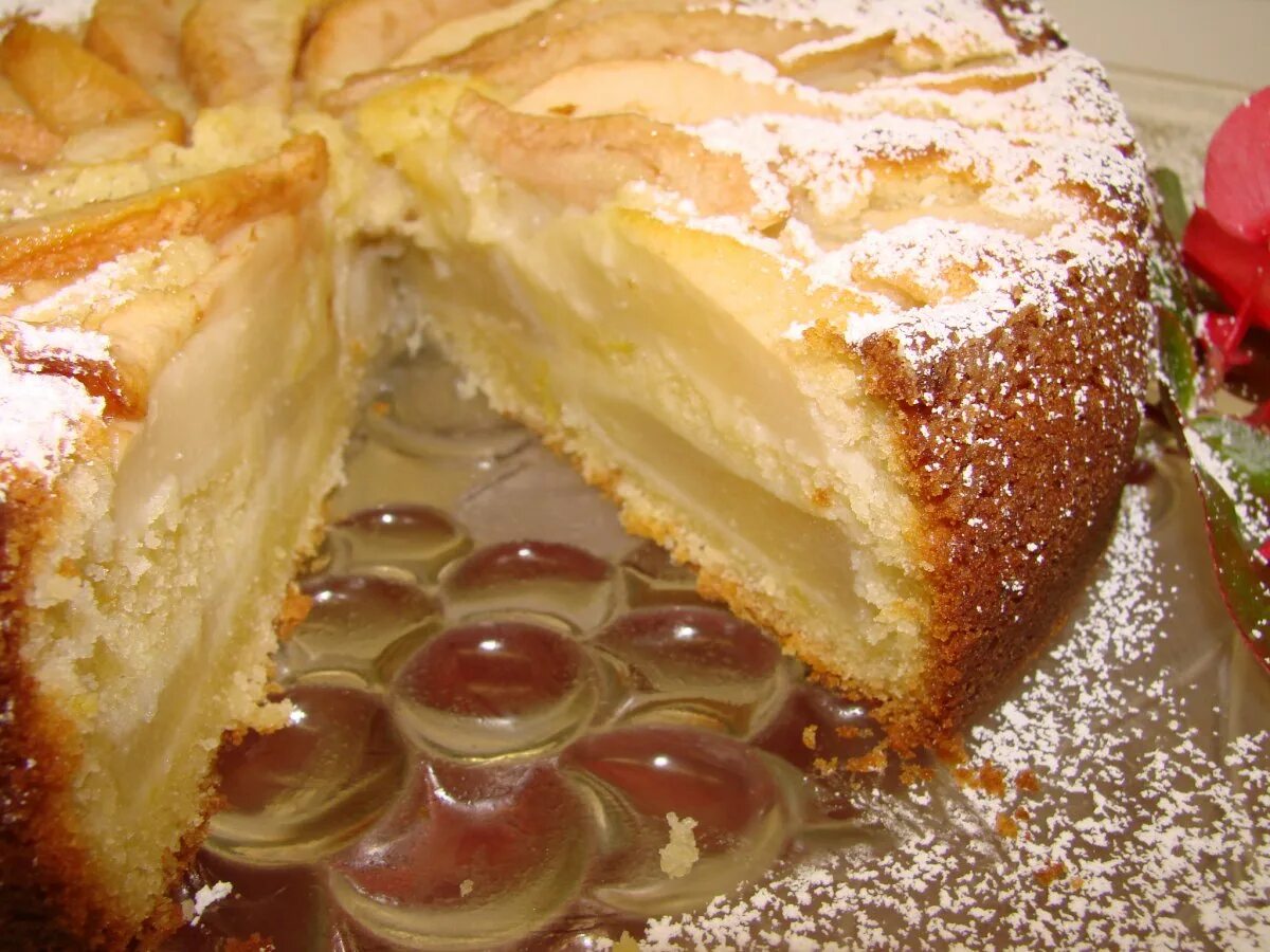 Яблочный пирог на дрожжевом тесте. Пирог с творогом и грушами в духовке. Пирог с яблоками из дрожжевого теста. Пирог с яблоком и грушей.
