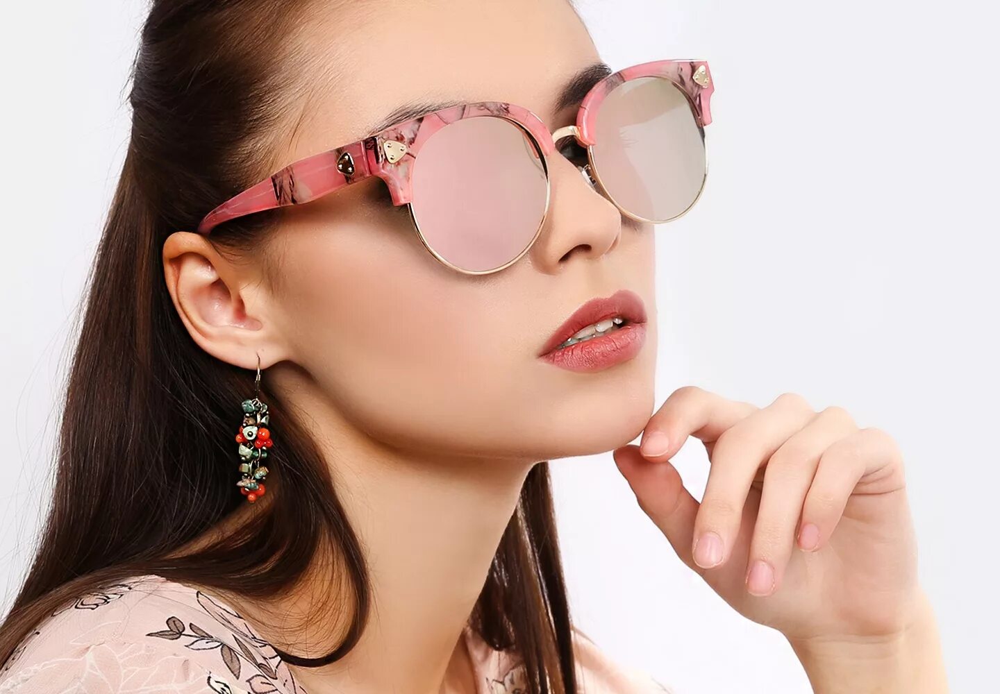 Что значат розовые очки. Розовые очки. Розовые солнцезащитные очки. Очки солнцезащитные женские розовые. Большие солнцезащитные очки розовые.