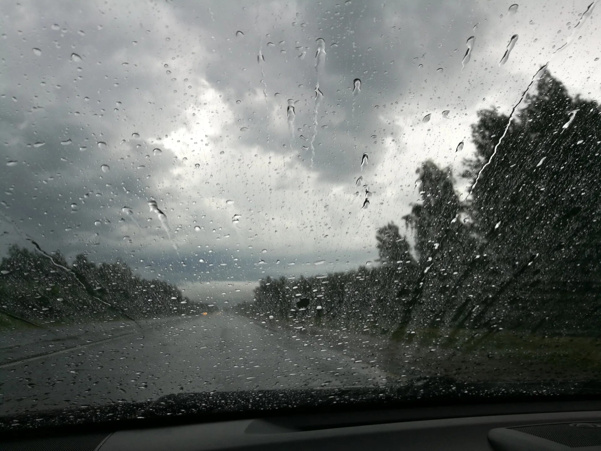Песни дожди косые дожди. Антидождь. Дожди косые дожди. Грязное стекло машины. Камри 2012 год антидождь.