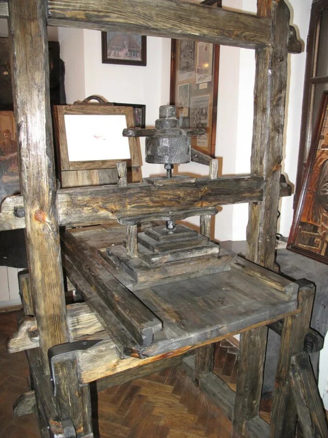 станок книгопечатания гутенберг. первый книгопечатания. станок для книгопечатания. первый книгопечатания. старинный типографский станок.