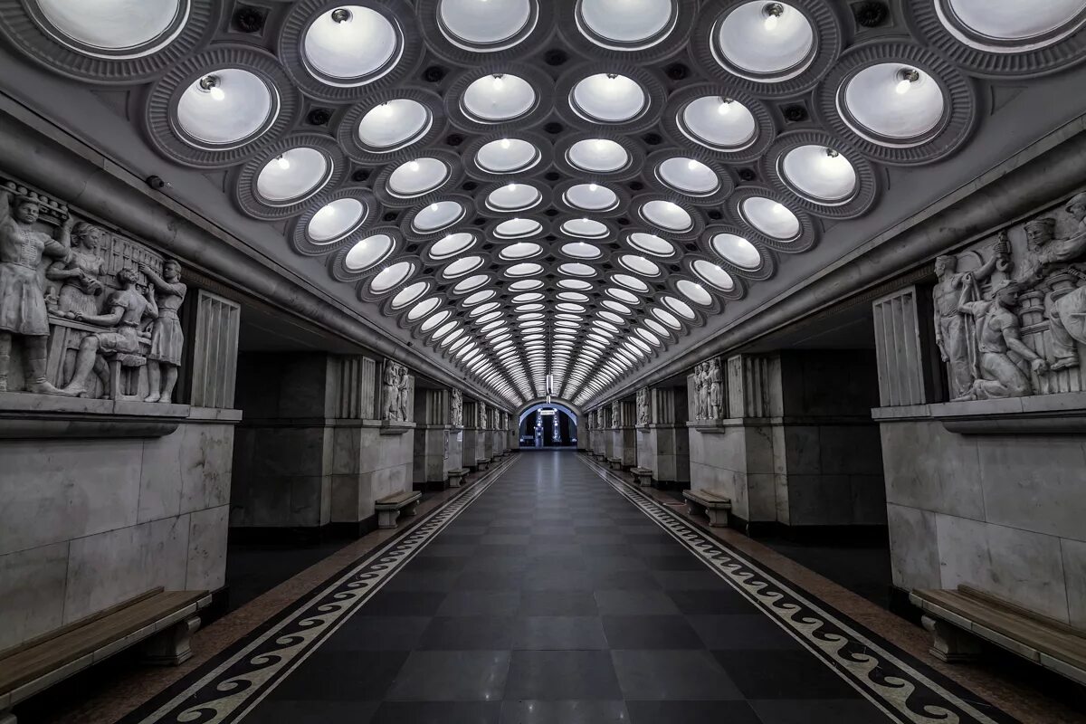 Круглый жёлтый стеклянный зданий в метро беговая. Архитектор метро москвы. Архитектура метро. Здания на метро московская с большими окнами. Маяковская станция метро москва.