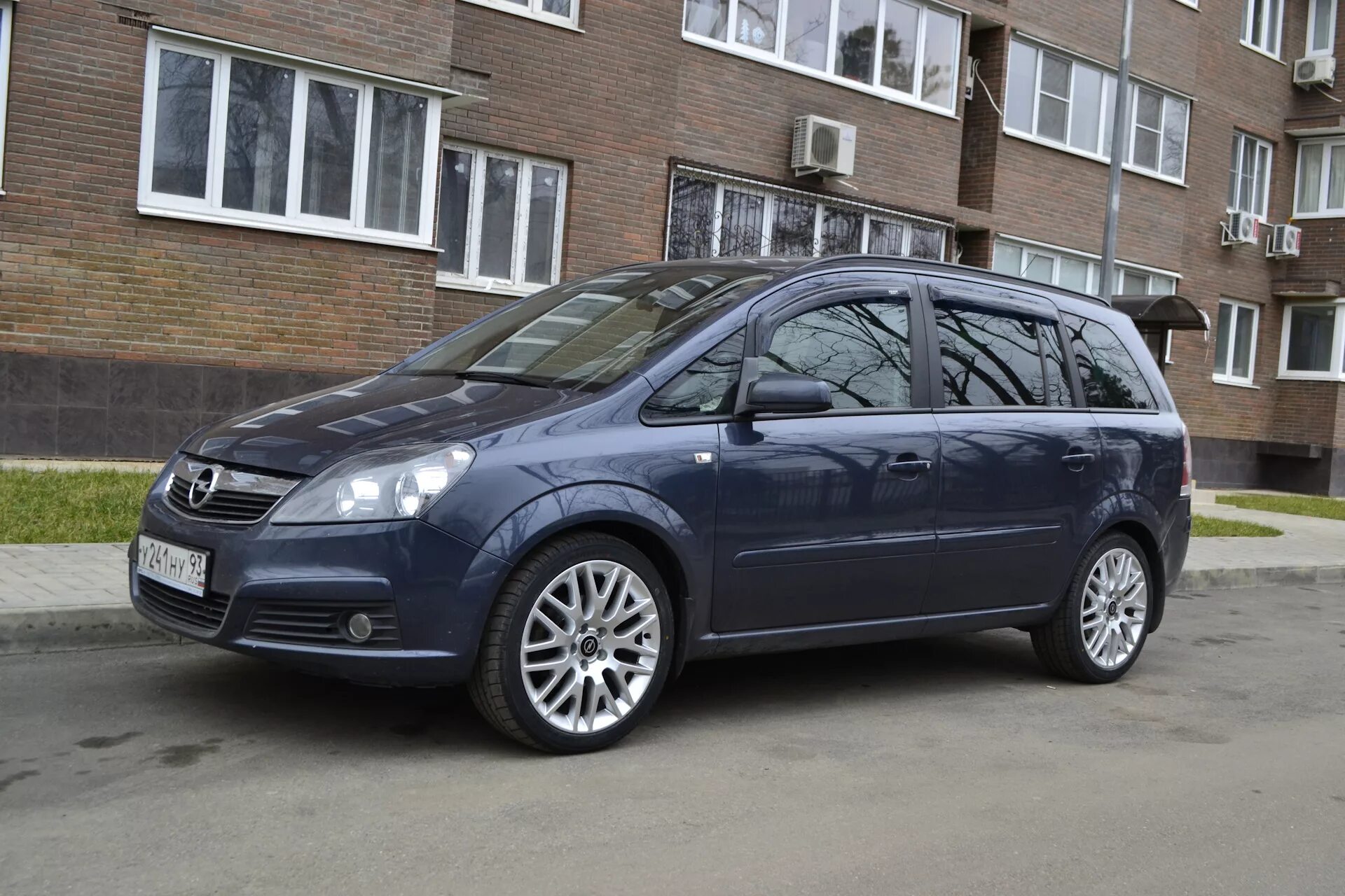 Zafira b. Opel Zafira. Opel Zafira b клиренс. Opel Zafira b диски r17.