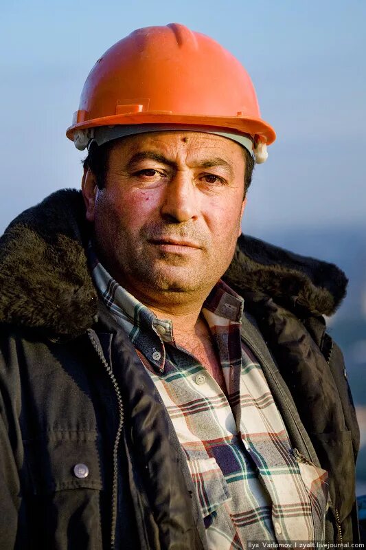 Гастарбайтер 3. Таджик строитель. строитель гастарбайтер. таджики на стройке. узбеки на стройке.