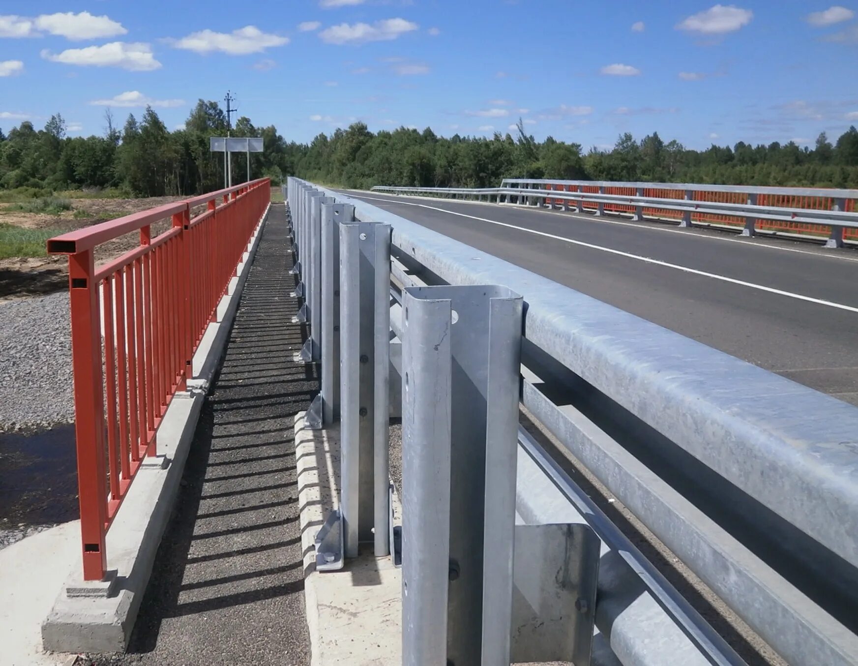 Эстакада жд иссо. Реконструкция дороги. Иссо путепровод. Пешеходный мост трасса м4 дон. Однополосный автомобильный мост.