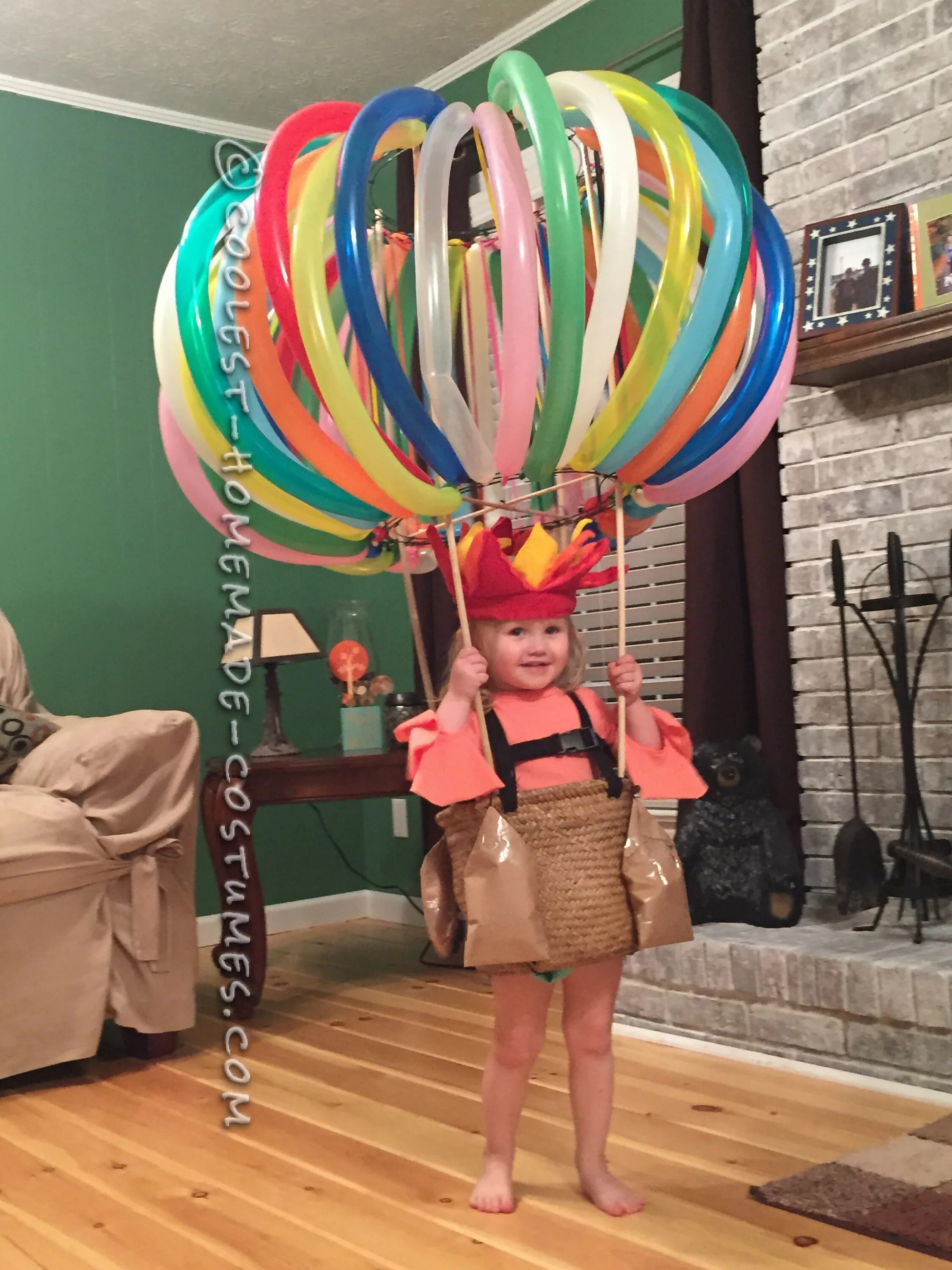 Костюм в шаре. Костюм воздушный шар. Костюм на воздушном шаре. Шляпа из воздушных шаров. Костюм детский из шаров воздушных.