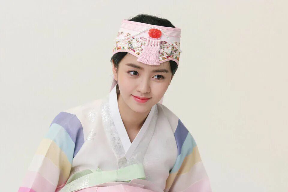 Корейская традиционная прическа для девушек. Ханбок на голову. Ханбок женский украшение на голову. Ханбок короткий. Bai hat