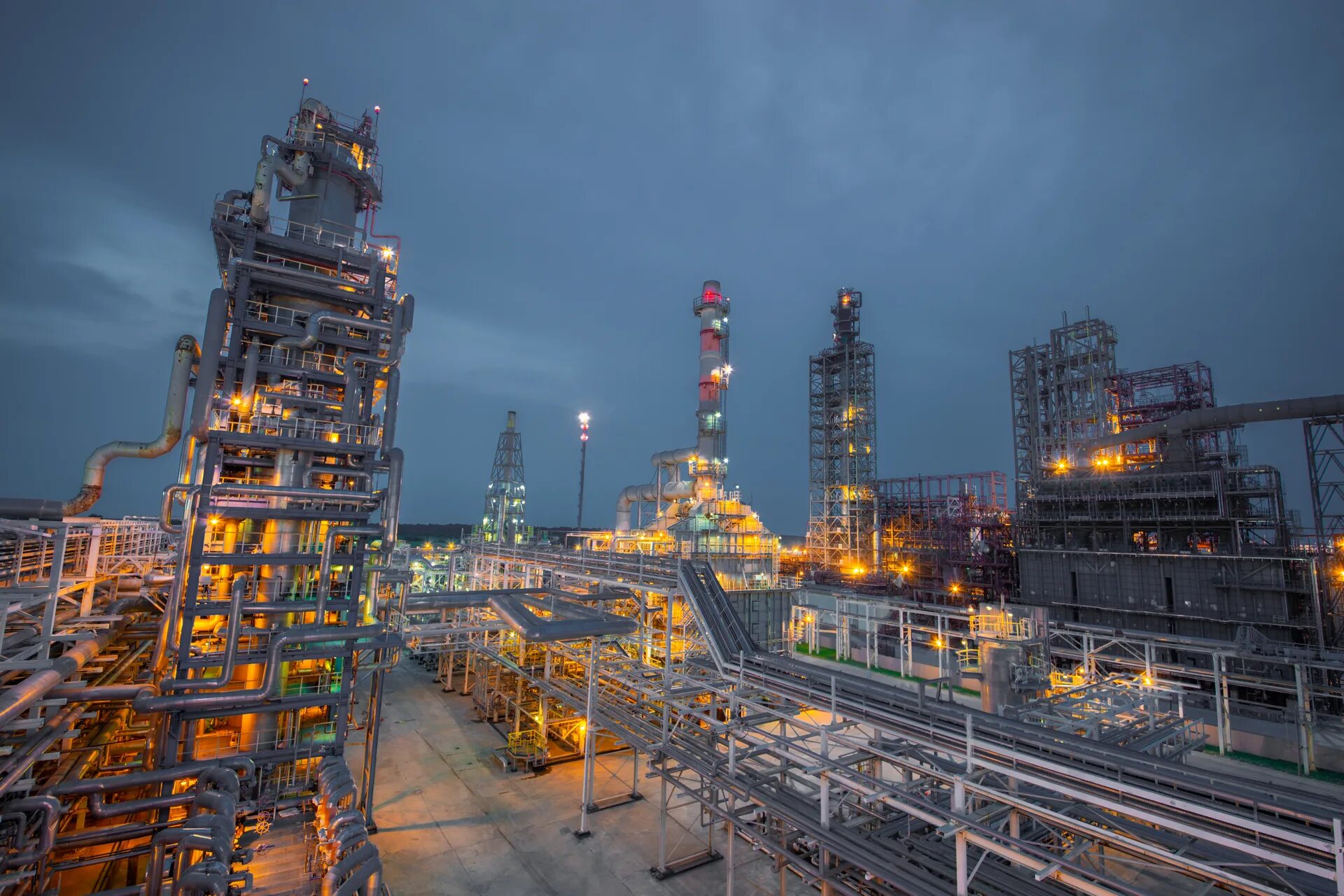 Яйский нпз в каком экономическом районе. Яйский нпз. нефтехимсервис. нефти перерабатывающий завод. нефтяной газ.