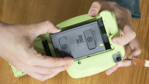 Как вставить картридж в инстакс. Картриджи для полароида instax mini 9. instax mini 9 батарейки. как вставить картридж в instax mini 11. картридж для полароида инстакс мини.