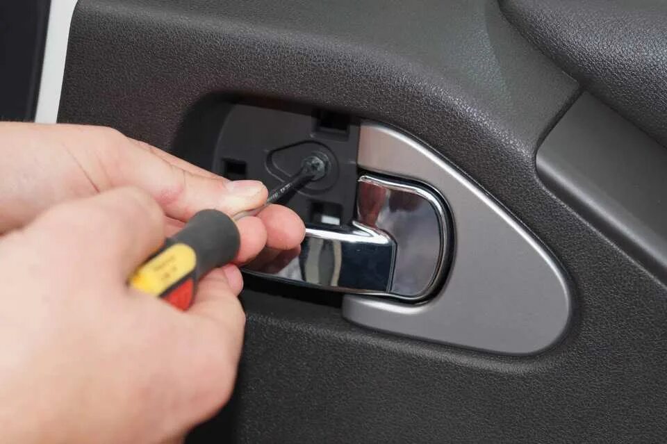 Снять обшивку двери патфайндер. Накладка на кнопки дверей nissan pathfinder r51. аварийное открытие ниссан патфайндер. ручка двери с кнопкой открывания santa fe 2. ручка багажника шевроле трекер.