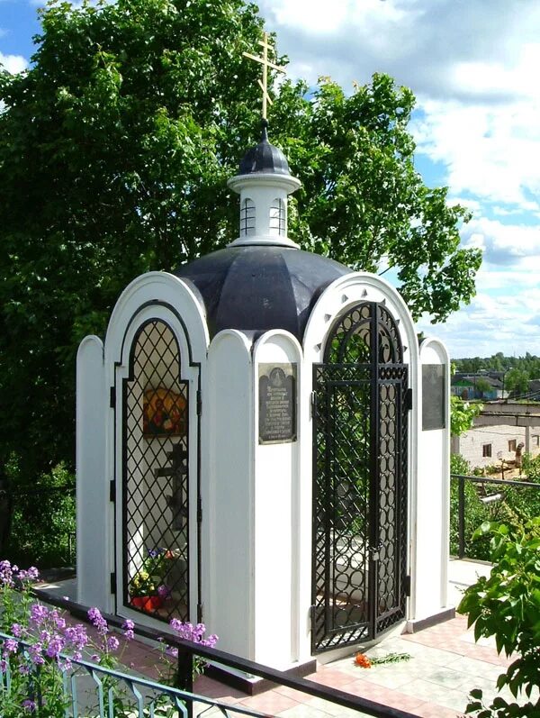 часовни на кладбище на могилу. полтевское кладбище часовня. клещихинское кладбище церковь. храм святой троицы на смоленском кладбище. кованая часовня.