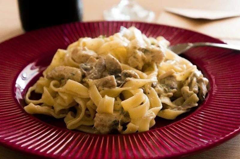 Паста грибная карбонара. Пенне с грибами в сливочном соусе. Паста пенне с курицей в сливочном соусе. Паста карбонара с шампиньонами. Паста фетучини с грибами.