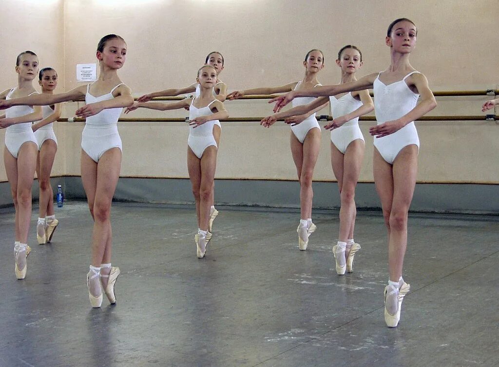 Художественные школы со скольки лет. Балерины Академии Вагановой. Балет девочки. Балерина в балетном классе. Балетная школа для девочек.
