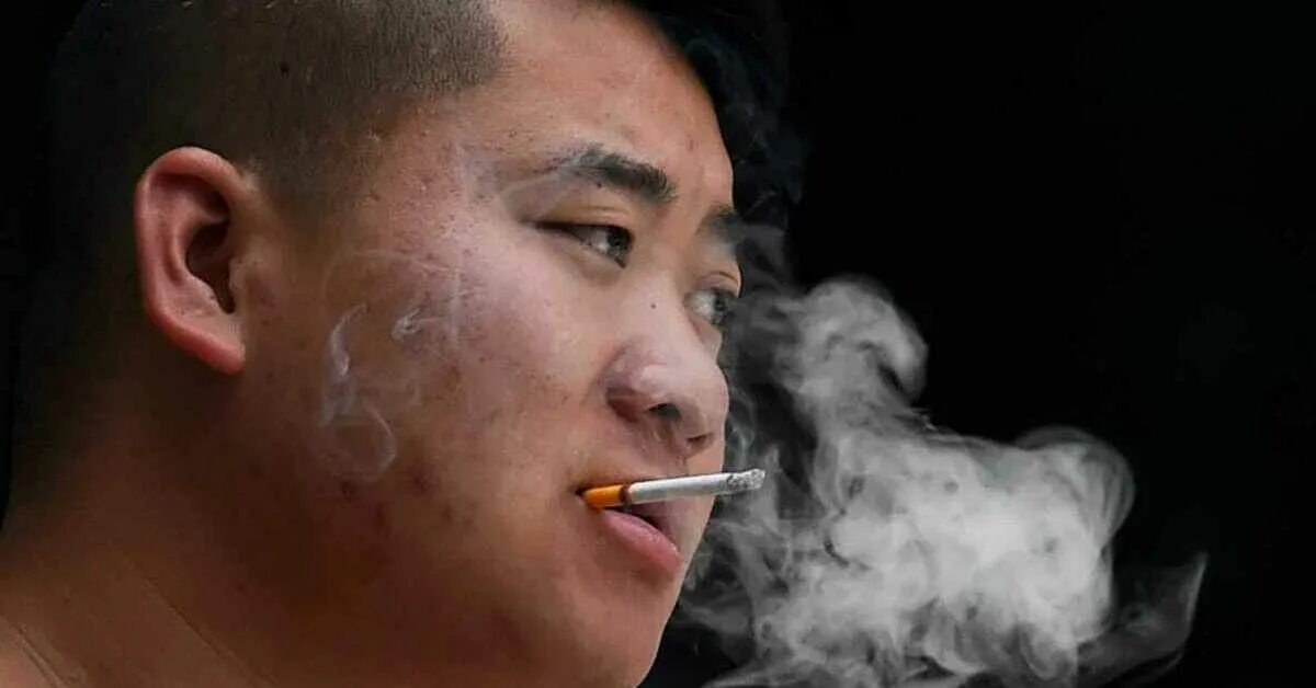 Сон курящий человек. Китаянка курит.