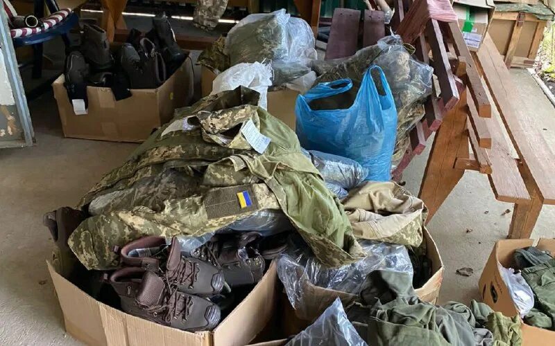 Рынок на удельной военные вещи. Куча ненужных вещей. Кража в супермаркете. Продать старые вещи. Украл смартфон.