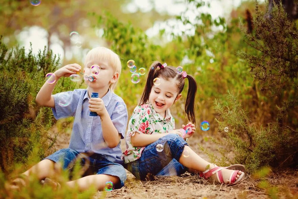 Child nature. Счастливый ребенок. Дети радуются. Фотосессия с мыльными пузырями детская. Дети и природа.