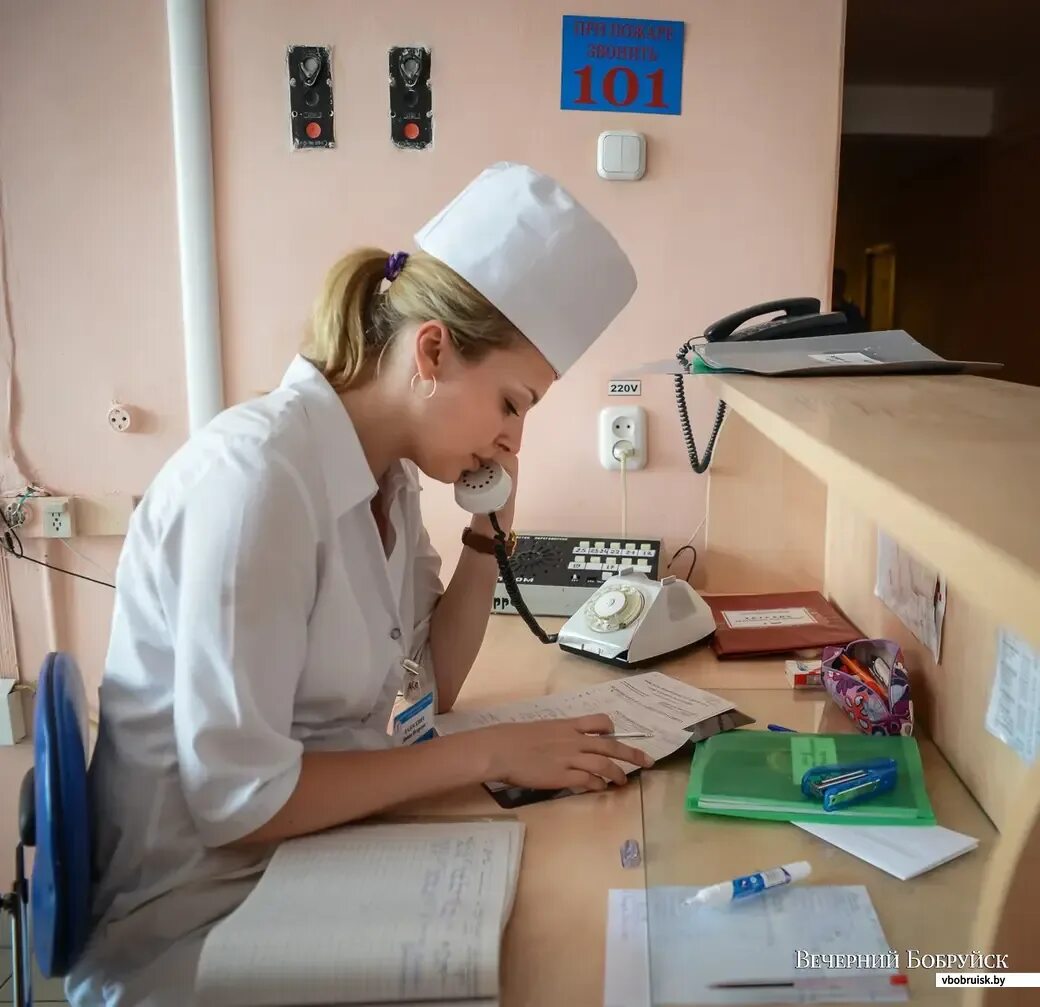 Дежурный врач отделения больницы. Пост медсестры. Постовая медсестра. Палатная медсестра. Рабочее место медицинской сестры.