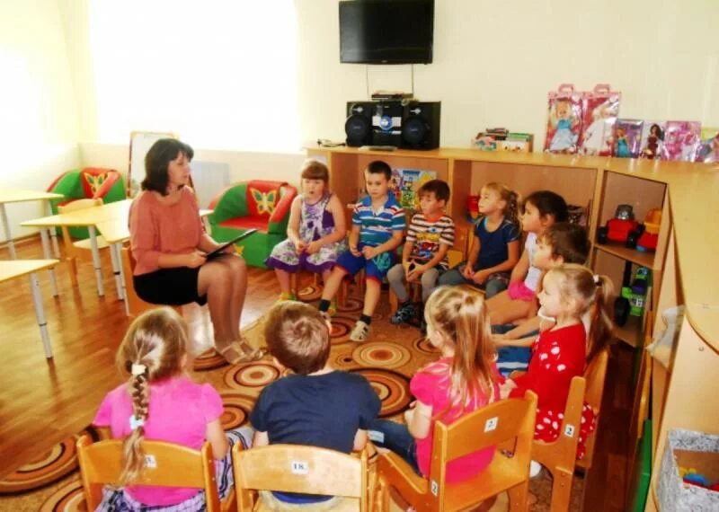 Воспитатель беседует с детьми. Беседы со старшими дошкольниками. Беседы со старшими дошкольниками. Беседа в садике. Дошкольники и воспитатель.