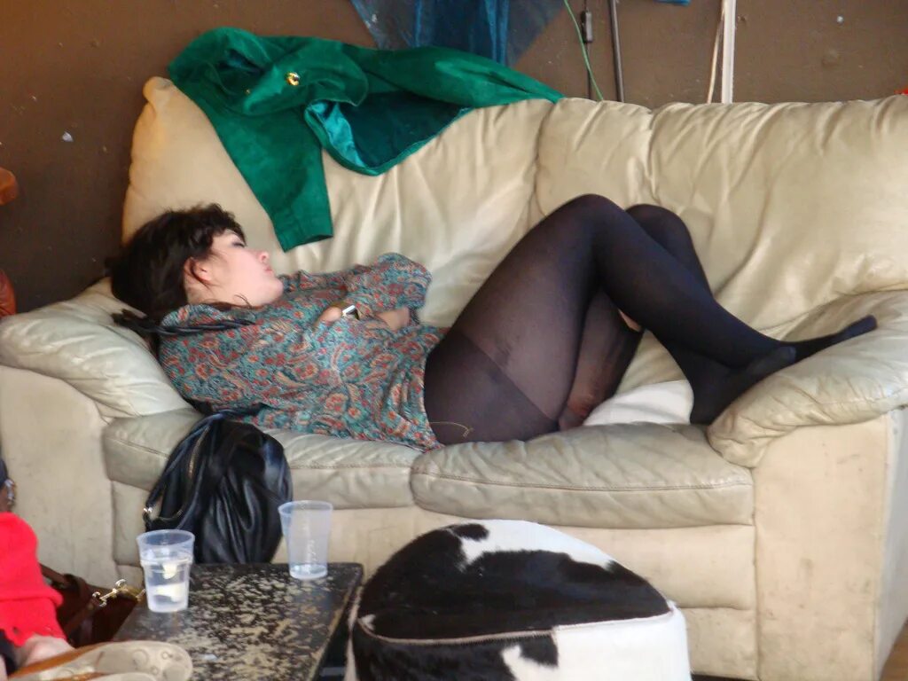 Sleeping drinking mom. Пьяные девушки в колготка. Пьяные девушки в колготках. Спящие девушки в колготках.