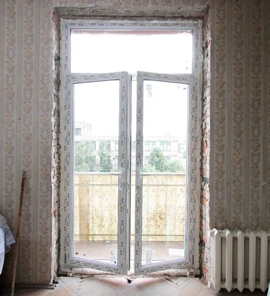 Окно пластиковое сталинка. Пластиковые окна в ретро стиле. Пластиковые окна в сталинке. Панорамное окно в сталинке. Эркер в сталинском доме.