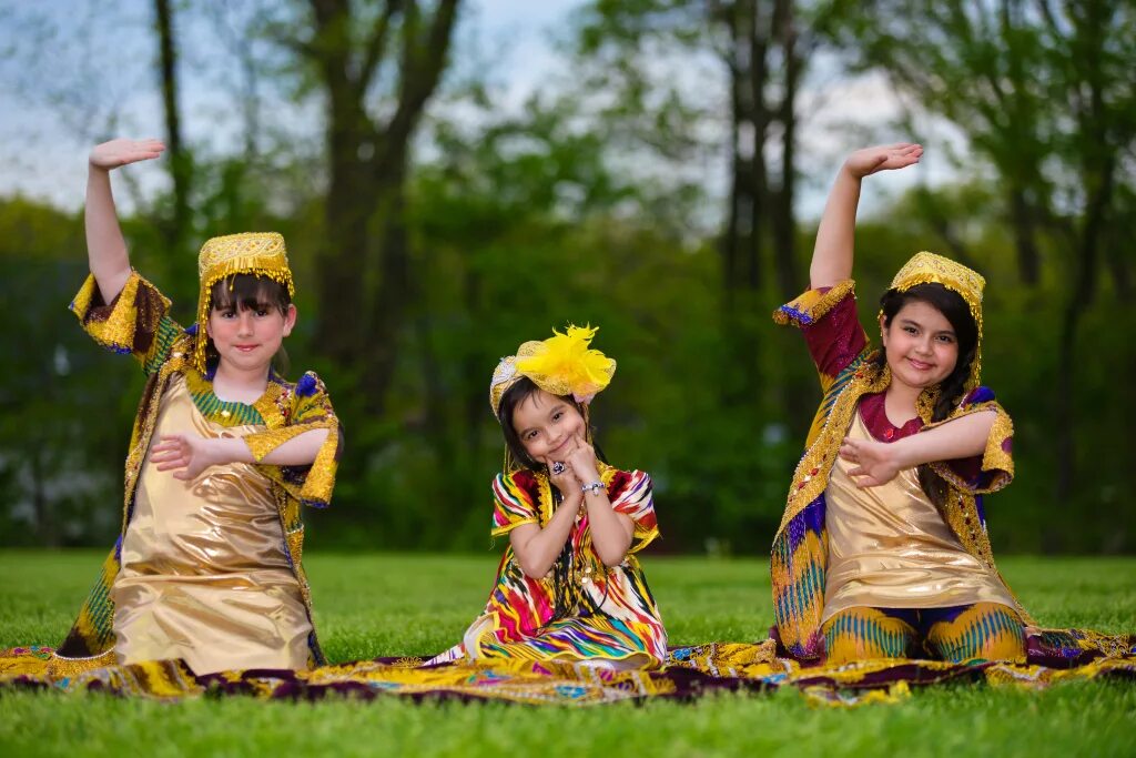 Uzbek musiqa. Болалар Миллий. Дети и Навруз в Узбекистане. Дети в национальных костюмах. Узбекская Национальная одежда для детей.