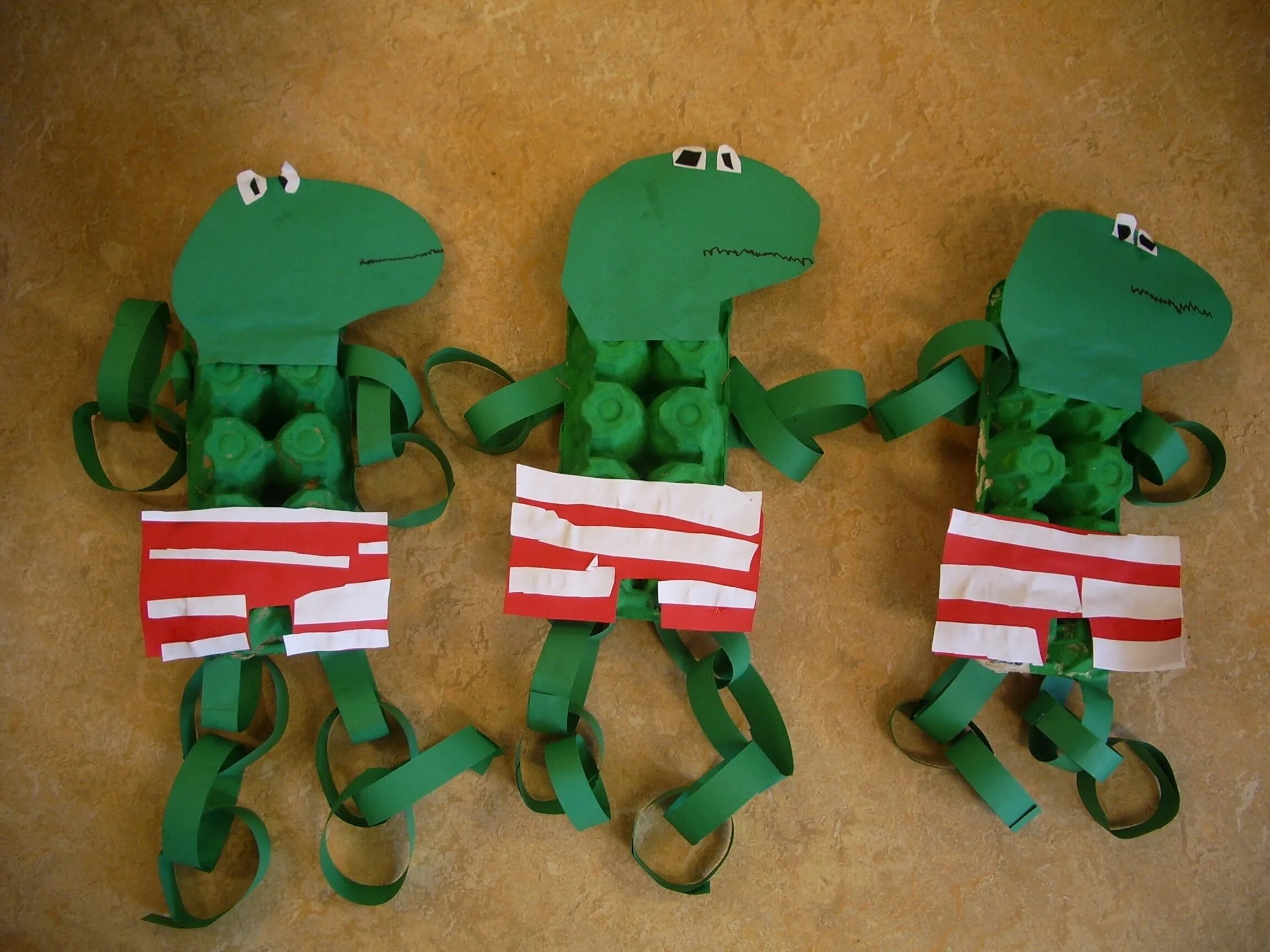 поделка лягушка из бумаги. оригами для малышей. конструирование из бумаги в подготовительной группе. занятие лягушка старшая группа. лягушка поделка для детей.