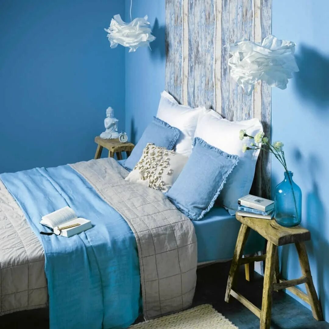 Выполнен в голубом цвете голубой. Голубая спальня. Голубые стены в спальне. Спальня в синих тонах. Бело голубая спальня.