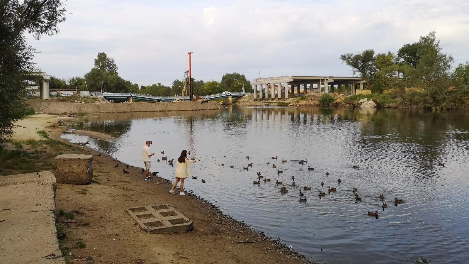 Река Десна Брянск. Река Десна обмелела. Река Десна в городе Брянске. Набережная реки Десна Брянск. Город на реке десна