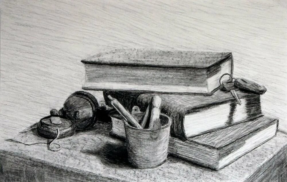 На столе лежат две коробки с карандашами. Натюрморт карандашом. Натюрморт школьные принадлежности. Мелкие предметы карандашом. Натюрморт с книгами карандашом.