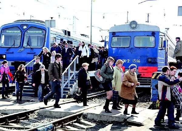 Электрички правда сергиев посад. Сергиев посад электричка. сергиев посад станция электрички. электричка москва сергиев посад. поезд москва сергиев посад.
