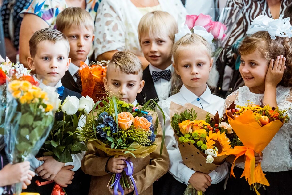 1 Сентября. 1 Сентября день знаний. С праздником 1 сентября. Праздничная линейка 1 сентября. День знаний в россии