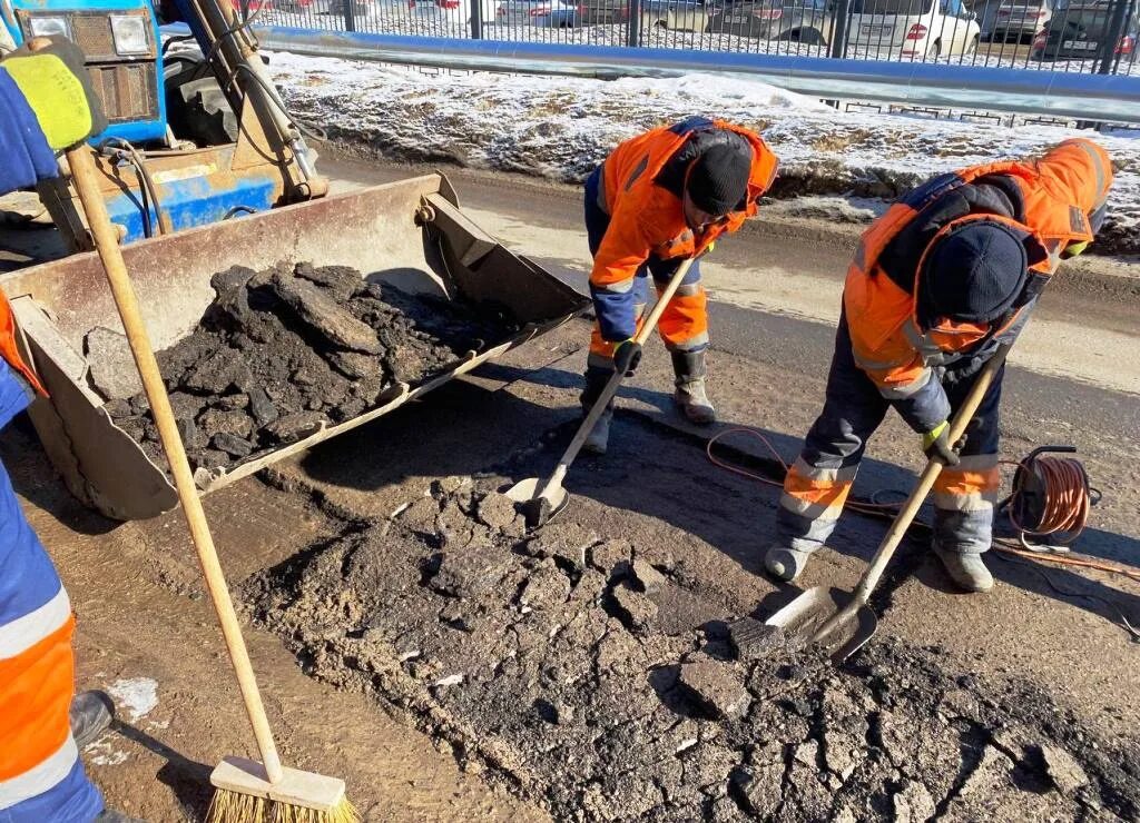 Аварийно-ремонтные работы. Аварийно восстановительный ремонт. Ремонтно восстановительные работы. Дороги с ямами. За 3 недели отремонтировали 58