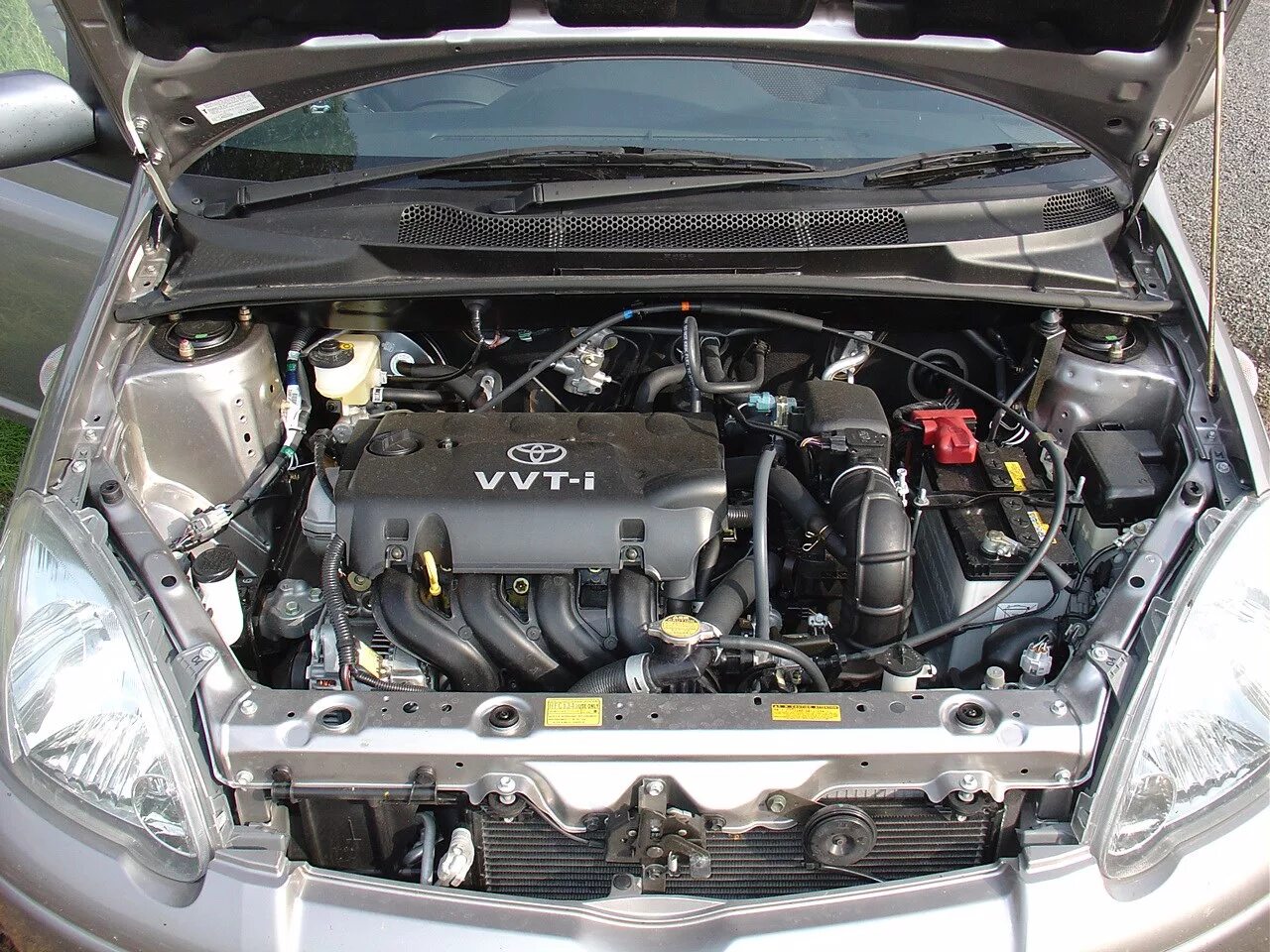 Toyota vitz какие двигатели. Toyota vitz 1.0 двигатель. toyota vitz 2001 двигатель 1.0. моторный отсек тойота ярис. toyota yaris 2008 моторный отсек.