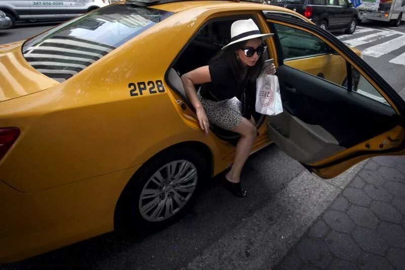 Сели в такси. Девушка в такси. Такси в Южной Корее. Села в такси. Садится в такси.