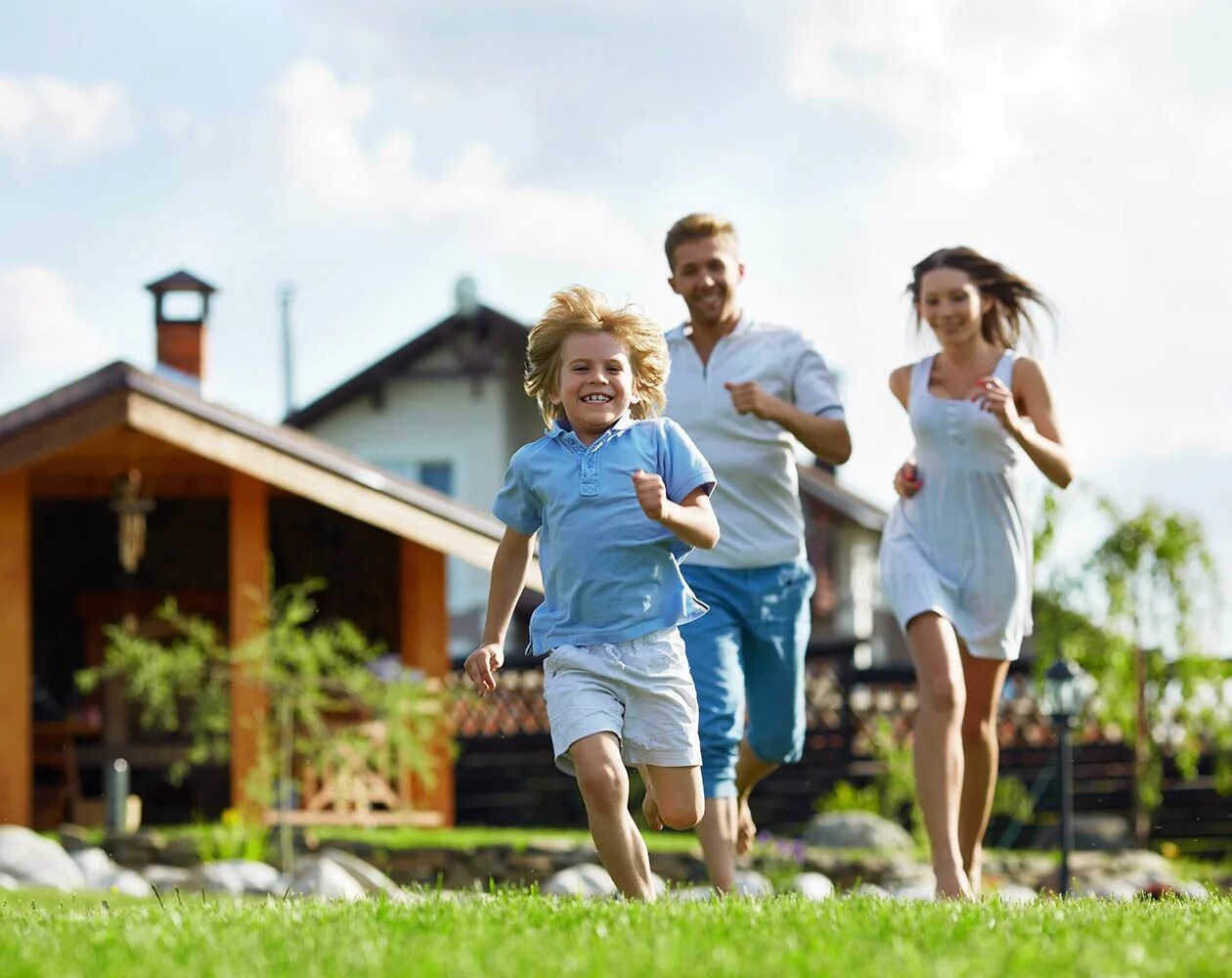 Про загородную жизнь. Дача. Семья в загородном доме. Семья рядом с домом. Загородная ферма потапово.