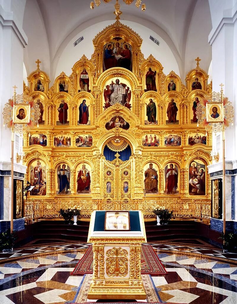 Перегородка алтаря. Амвон в православном храме. Перегородка алтаря. Троицкий собор псков иконостас. Горненский монастырь внутри храма иконы.