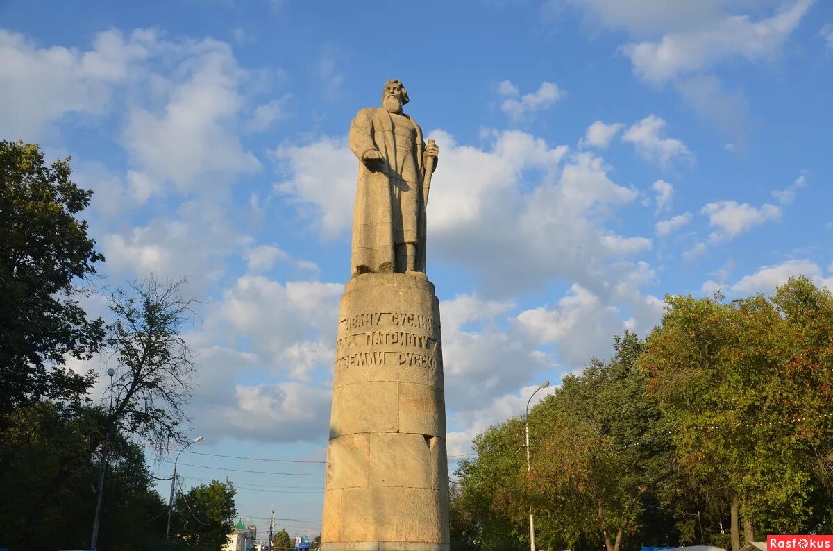 Памятник ивану сусанину. Памятник сусанину кострома. Памятник ивану сусанину достопримечательности костромы. Иван сусанин памятник. Рпиятник ивана сусанина кострома.