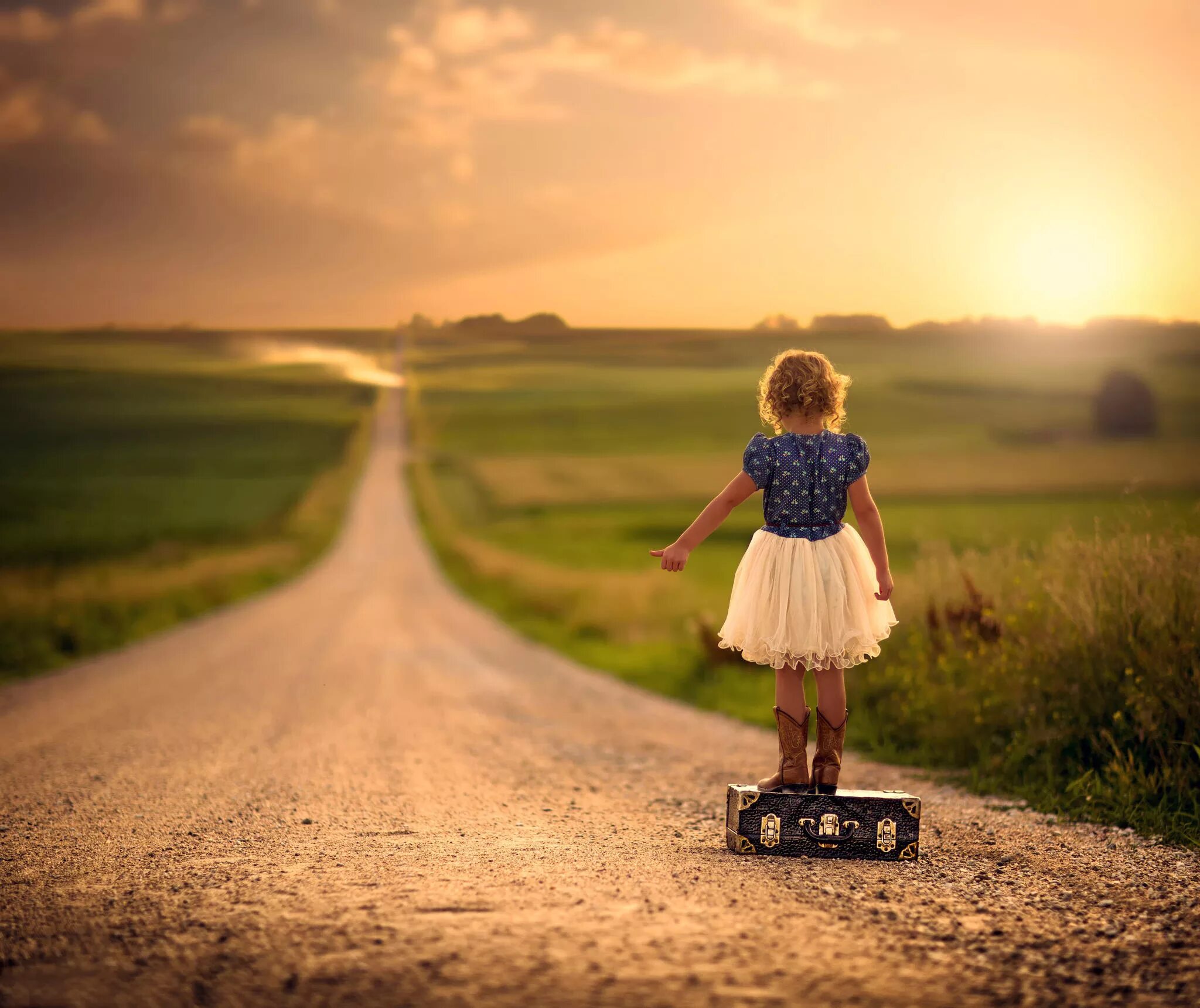 Фотосессия на дороге. Маленькая девочка с чемоданом. Маленькая девочка на дороге. Девочка идет по дороге.