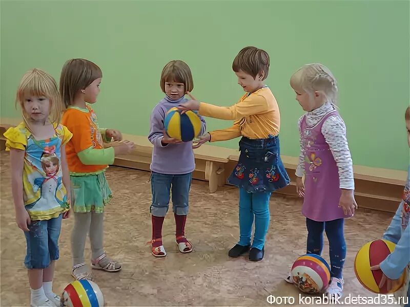 Дети с мячиком в кругу. Играющие дети мультяшные. Дети в кругу с мячом. Игры с мячом в детском саду. Подвижные игры для детей.
