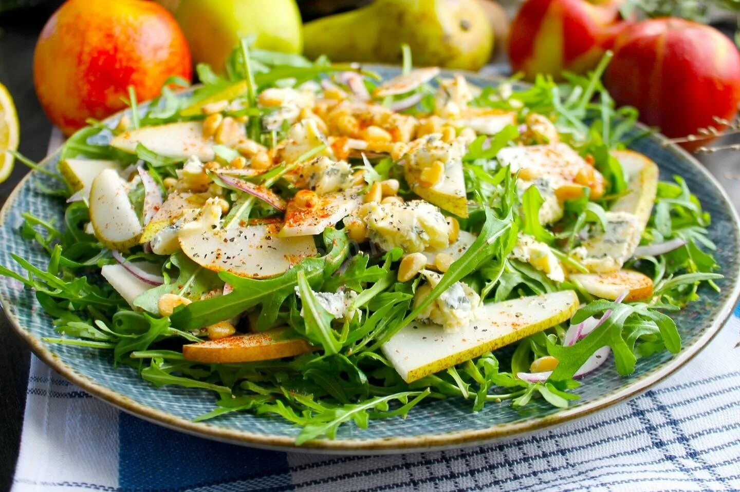 Руккола груша сыр. Руккола груша сыр. Салат с руколой и грушей и курицей. Салат руккола с грушей. Руккола груша сыр.