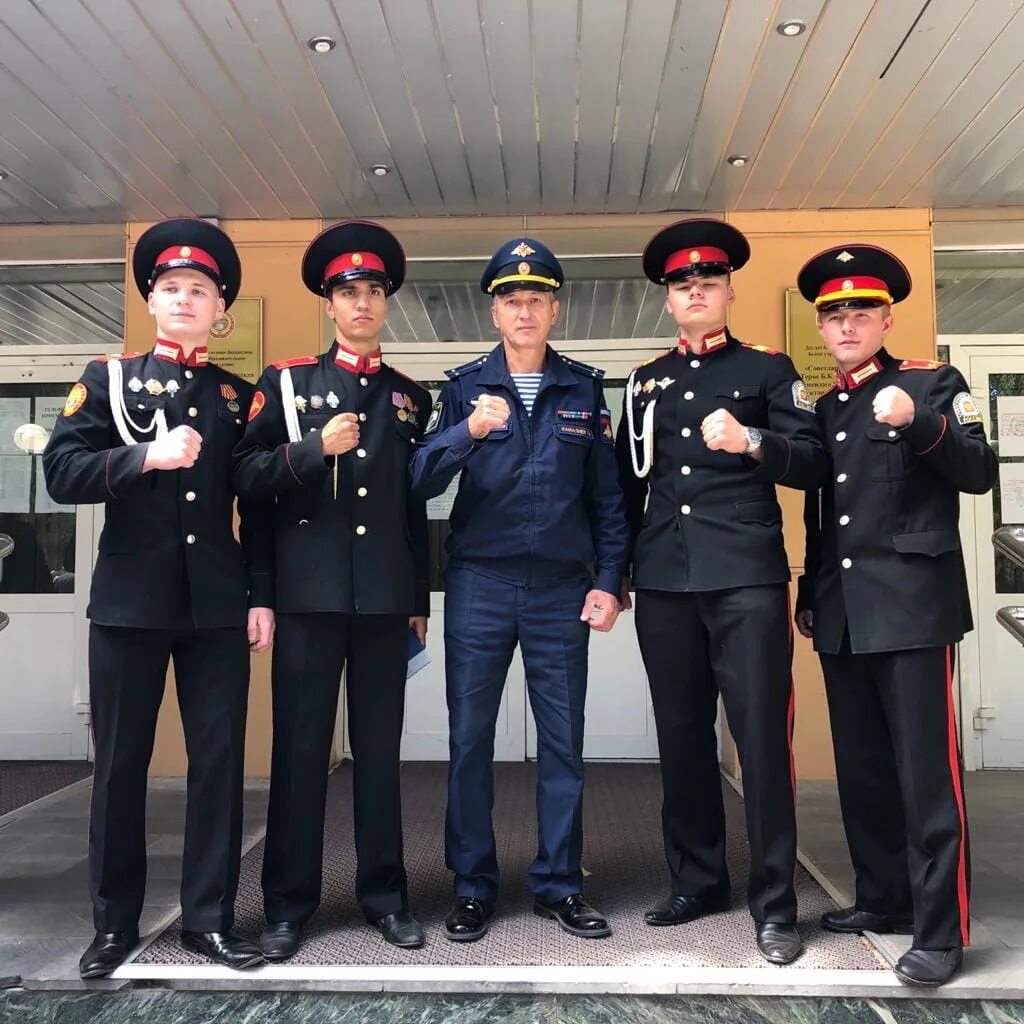 Казанское суворовское училище 1977. Форма казанского танкового училища. Казанское танковое училище офицеры. Суворовские белые формы. 159 лицей казань форма.