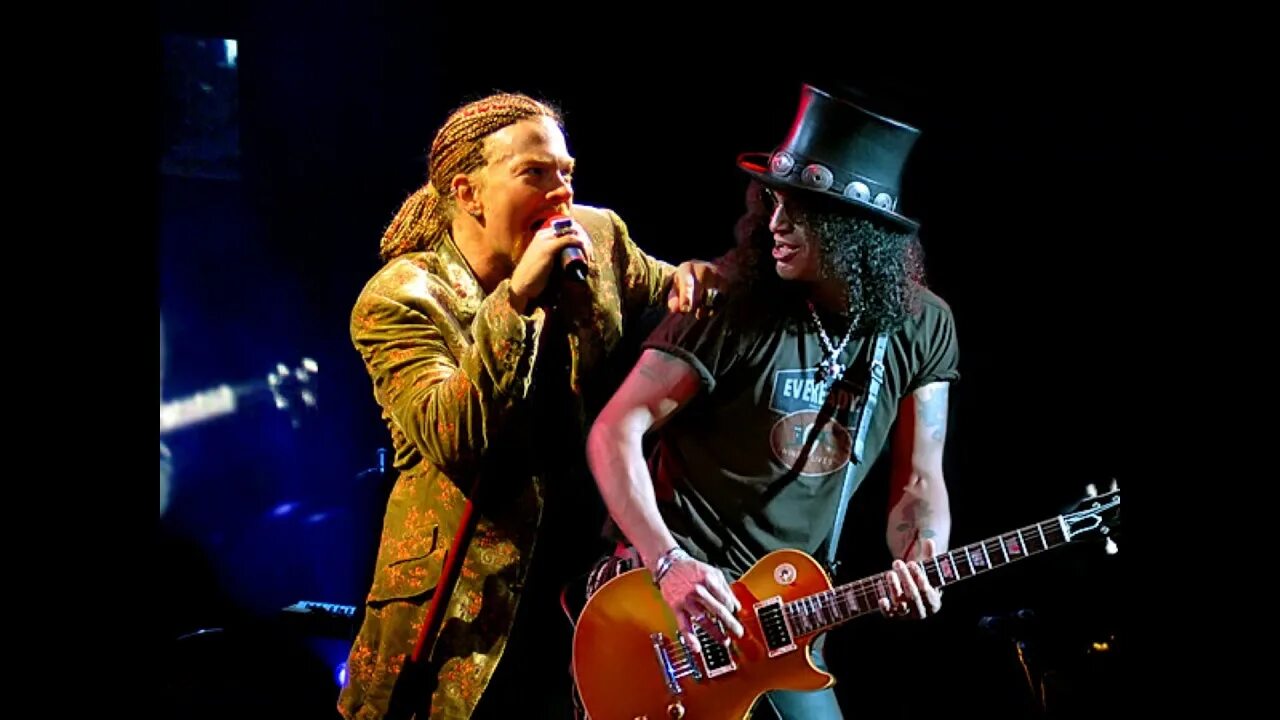 Rose bass. Эксл Роуз гитарист. Guns and Roses Эксл Роуз и слэш. Axl Rose and Slash. Axl Rose 1996.